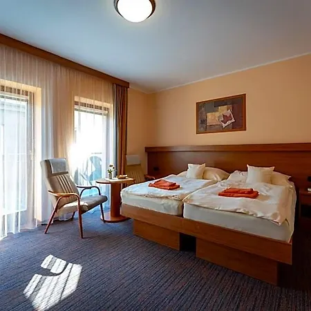 Ld Palace & Kur 4*